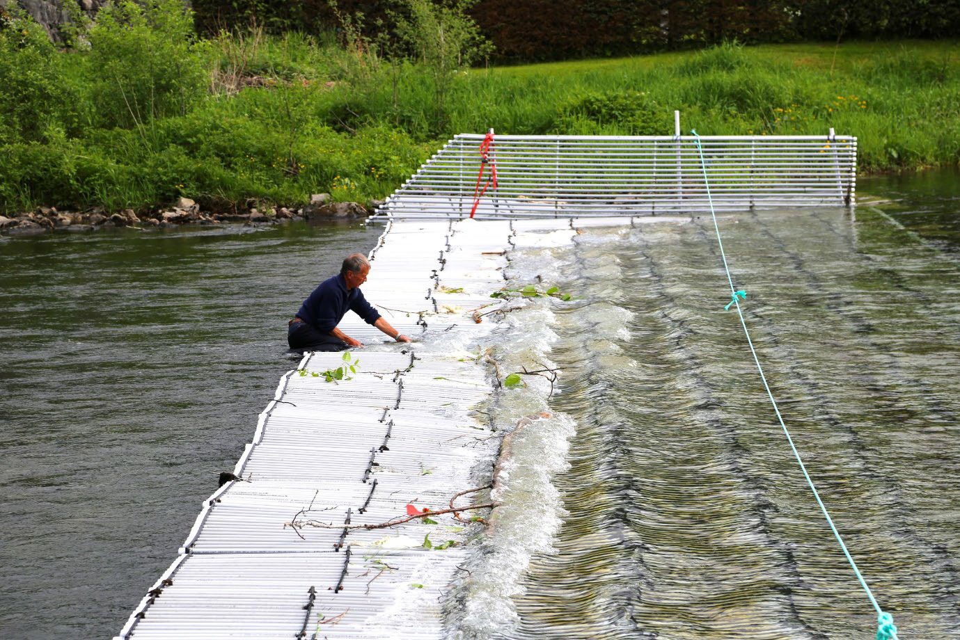 foto av fiskefelle i elv, utendørs