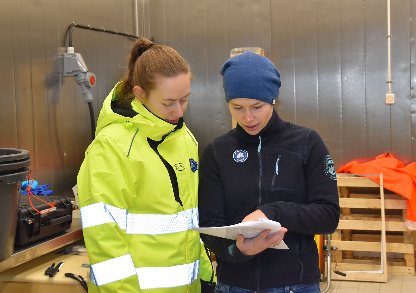 Antonia Klöcker og Ingrid Bruvold står sammen og ser på et ark. De planlegger for disseksjonen. 